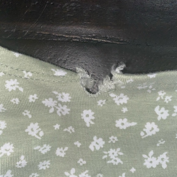 GREEN FLOWER V-NECK CROPPED SHIRT FROM TILLYS💚💚 - Picture 5 of 5